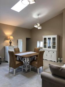 a dining room with a table and chairs at Provence Luberon Bonnieux Location Gite Chez Basile in Bonnieux