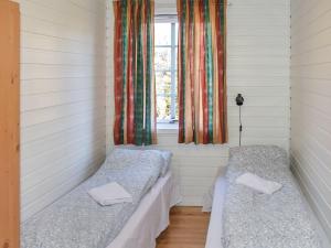 Dos camas en una habitación con ventana. en 6 person holiday home in Aukra, en Aukra