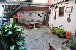 Puebla de Don Rodrigo的住宿－La Tia Nicolasa，庭院配有桌椅和植物
