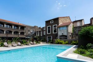 Bazén v ubytování Fac & Spera -Hôtel & Spa nebo v jeho okolí