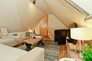 a living room with a table and a couch at Ferienzeit in Zingst