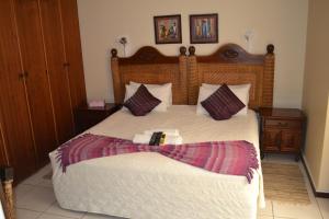 En eller flere senge i et værelse på Kamogelo Guest House