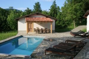 a pool with a gazebo and a table and chairs at B&B Casale delle farfalle in Tornolo