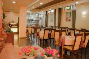 מסעדה או מקום אחר לאכול בו ב-Apart Hotel Flora Residence Daisy