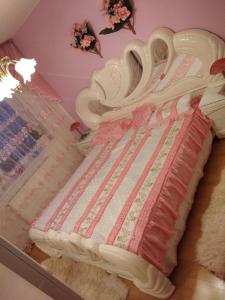 1 cama blanca y rosa en una habitación en Apartments Near Fair - Mittelfeld, en Hannover