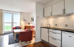 eine Küche mit einem Tisch und einem Esszimmer in der Unterkunft Lovely Apartment In Lemvig With Kitchen in Lemvig