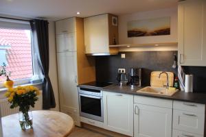 Kuchyň nebo kuchyňský kout v ubytování AAR Nordsee Appartement