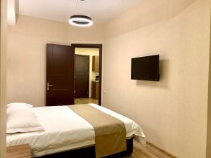 سرير أو أسرّة في غرفة في Crystal Resort B304 LUX