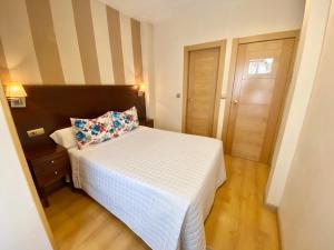 Posteľ alebo postele v izbe v ubytovaní Hotel Fernando IV