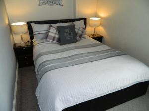 een slaapkamer met een bed met twee lampen aan beide zijden bij Stoneway Guest House in Bridgnorth