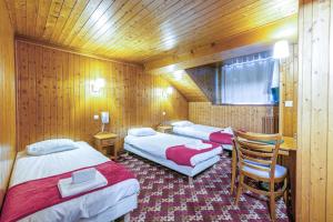 Postel nebo postele na pokoji v ubytování Hotel Le Chamonix