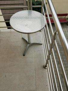 un tavolo bianco seduto in cima a un piano di Apartman Fenjer a Zagabria