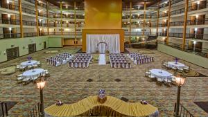 sala bankietowa ze stołami i krzesłami w budynku w obiekcie Clarion Hotel & Suites Conference Center Memphis Airport w mieście Memphis