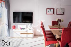 Telewizja i/lub zestaw kina domowego w obiekcie My Sweet Red Apartment