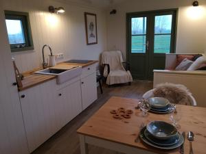 a kitchen with a table with dishes on it at Roulotte Hartemeers in Tielt