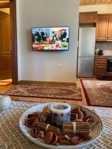 TV a/nebo společenská místnost v ubytování Tzelati Vytinas