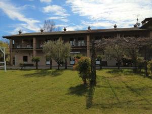 een groot gebouw met een tuin ervoor bij Agriturismo B&B Cascina Reciago in Desenzano del Garda
