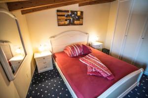 Llit o llits en una habitació de Borgo dei Poeti Romantik Hotel
