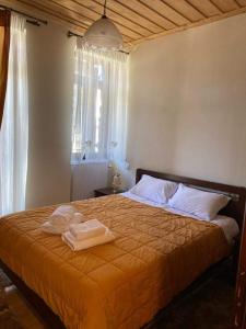 Una cama o camas en una habitación de Tzelati Vytinas