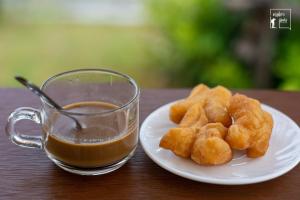 a plate of food and a cup of tea at Idin Klinna @Huapa in Ranot