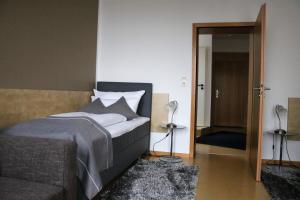 
Ein Bett oder Betten in einem Zimmer der Unterkunft Hotel Schmerkötter
