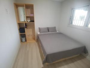 Postel nebo postele na pokoji v ubytování Yong Stay