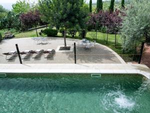 una piscina con un grupo de sillas y una mesa en Fontana del Cherubino, en Santa Maria di Licodia