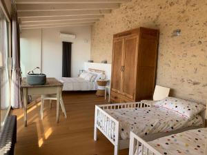 um quarto com um quarto com 2 camas e uma mesa em Villa Glam Luxury Modern Villa in an Historical Limonaia em Toscolano Maderno
