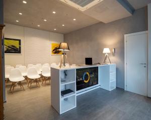 Телевизор и/или развлекательный центр в Hotel Dimorae Rooms and Suites - Apartments