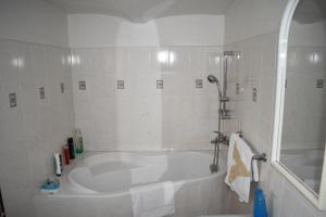 A bathroom at Guest House Hartenberg