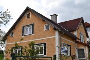 een huis met een bord ervoor bij Guest House Hartenberg in Sokolov
