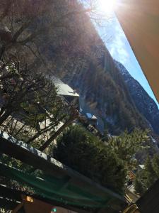 a view from the top of the mountain with the sun in the background at Ambiance petit chalet in La Salle Les Alpes