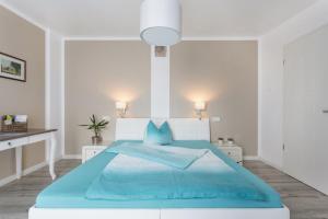 1 dormitorio con 1 cama azul grande y 2 almohadas en Kleines feines Ferienhaus im Herzen von Dresden en Dresden