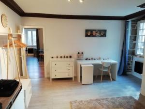 a living room with a table and a chair at Charmant appartement plein centre in Auray