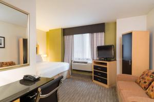 Телевизия и/или развлекателен център в Holiday Inn Express - Wall Street, an IHG Hotel