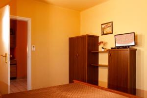 Televízia a/alebo spoločenská miestnosť v ubytovaní White & Quiet Apartment House