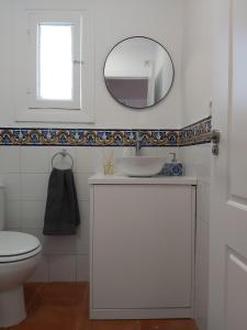 łazienka z białą umywalką i lustrem w obiekcie Benamara Gardens, Apartment with Pool, 100m from Beach near Marbella & Estepona w mieście Estepona +15 zdjęć