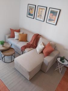 Część wypoczynkowa w obiekcie Benamara Gardens, Apartment with Pool, 100m from Beach near Marbella & Estepona