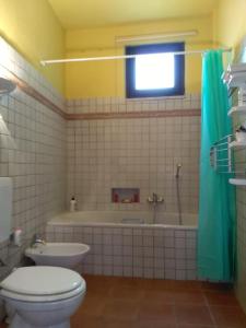 La salle de bains est pourvue d'une baignoire, de toilettes et d'un lavabo. dans l'établissement Apartment Benjamin, à Chieri