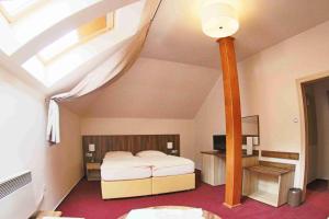 Voodi või voodid majutusasutuse Hotel Koruna toas