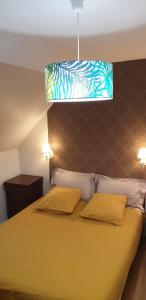 una camera con un letto con due cuscini gialli di Gite Renaissance a Amboise
