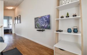 um corredor com paredes brancas e prateleiras brancas em Awesome Home In Ringkbing With 3 Bedrooms And Wifi em Søndervig