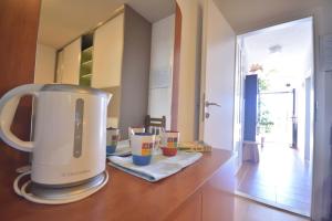 einen Wasserkocher auf einer Theke in der Küche in der Unterkunft Room 4 Two in Bol