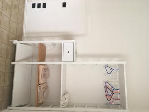 - un petit réfrigérateur blanc avec une porte ouverte dans l'établissement POSAPPARTAMENT, à Ancône
