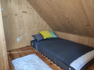 Un pat sau paturi într-o cameră la Sunny House in Anielin