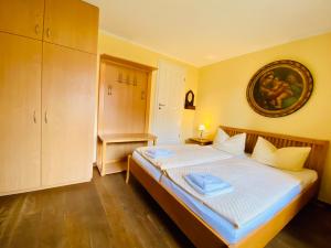 ein Schlafzimmer mit einem Bett mit blauen Handtüchern darauf in der Unterkunft Villa Theresa - Ferienwohnung 1 in Heringsdorf
