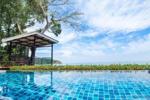 einen Pool in einem Resort mit Pavillon in der Unterkunft Koh Sirey Beachfront Pool Villa in Phuket