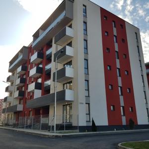 un edificio de apartamentos en rojo y blanco en T&M, en Brasov