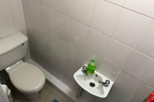 une salle de bain avec des toilettes blanches et un lavabo dans l'établissement 133B PARK ROAD STRETFORD MANCHESTER, à Manchester