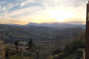 a view of a valley with mountains in the distance at Residenza Il cortile in Monte San Martino